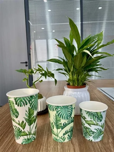 Hromadné šálky kávy s víky